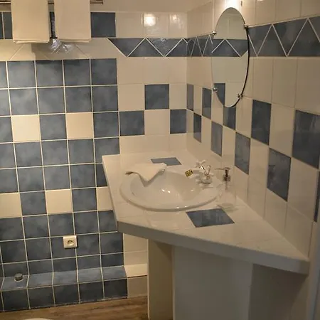 Le Leon Apartment